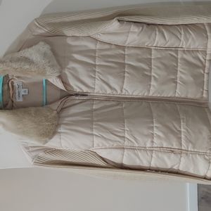 Womens puffer jacket ,sleeves are 100% acrylic and fake fur is removable.